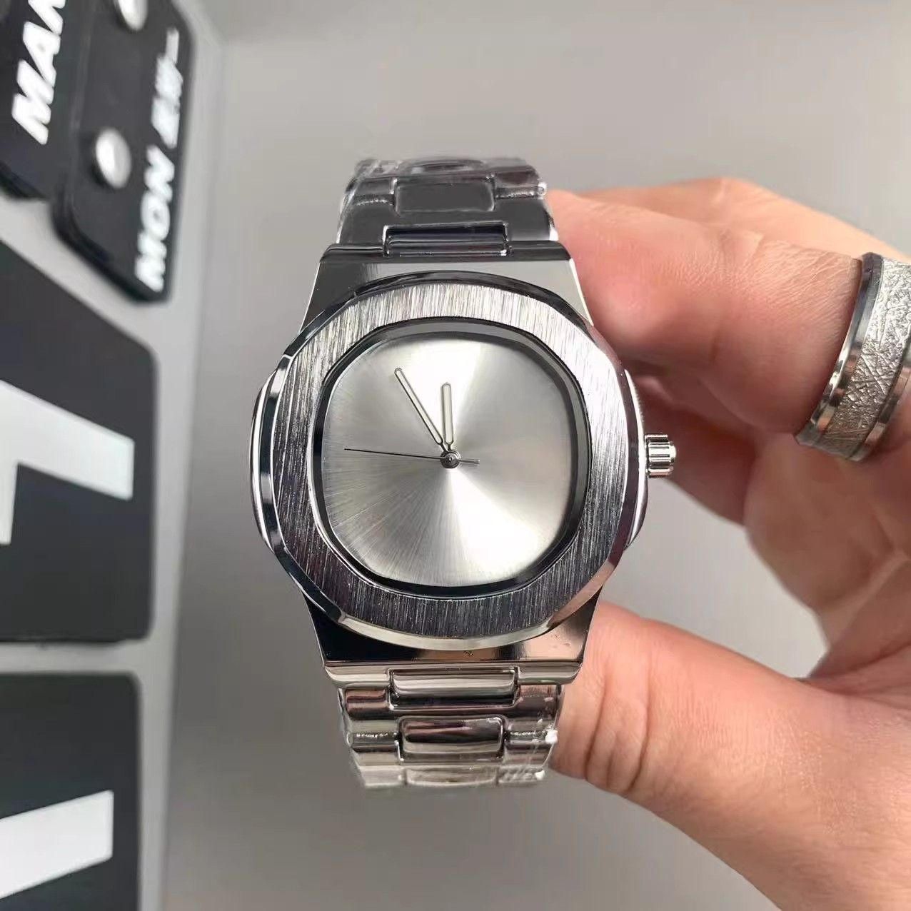 カスタムロゴ入りメンズクォーツ腕時計 ミニマリストステンレス - Luxury Quartz Watch Brands のレビューと価格