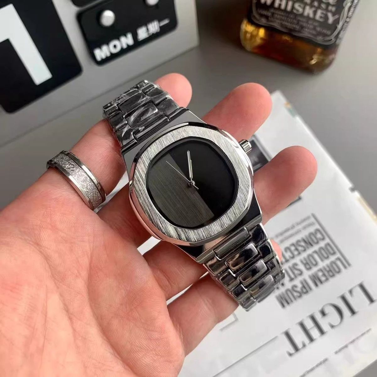 カスタムロゴ入りメンズクォーツ腕時計 ミニマリストステンレス - Luxury Quartz Watch Brands のレビューと価格